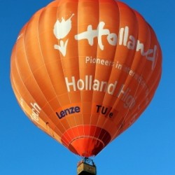 Kroningsvaart 30 April 2013. Spot de oranje Holland High Tech ballon en win een ballonvaart! Special Balloon Services PH-HHT